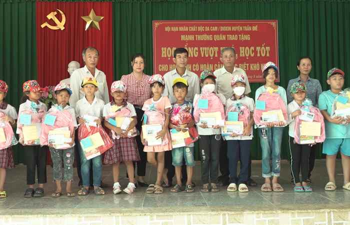 Trần Đề: Trao học bổng cho học sinh có hoàn cảnh khó khăn
